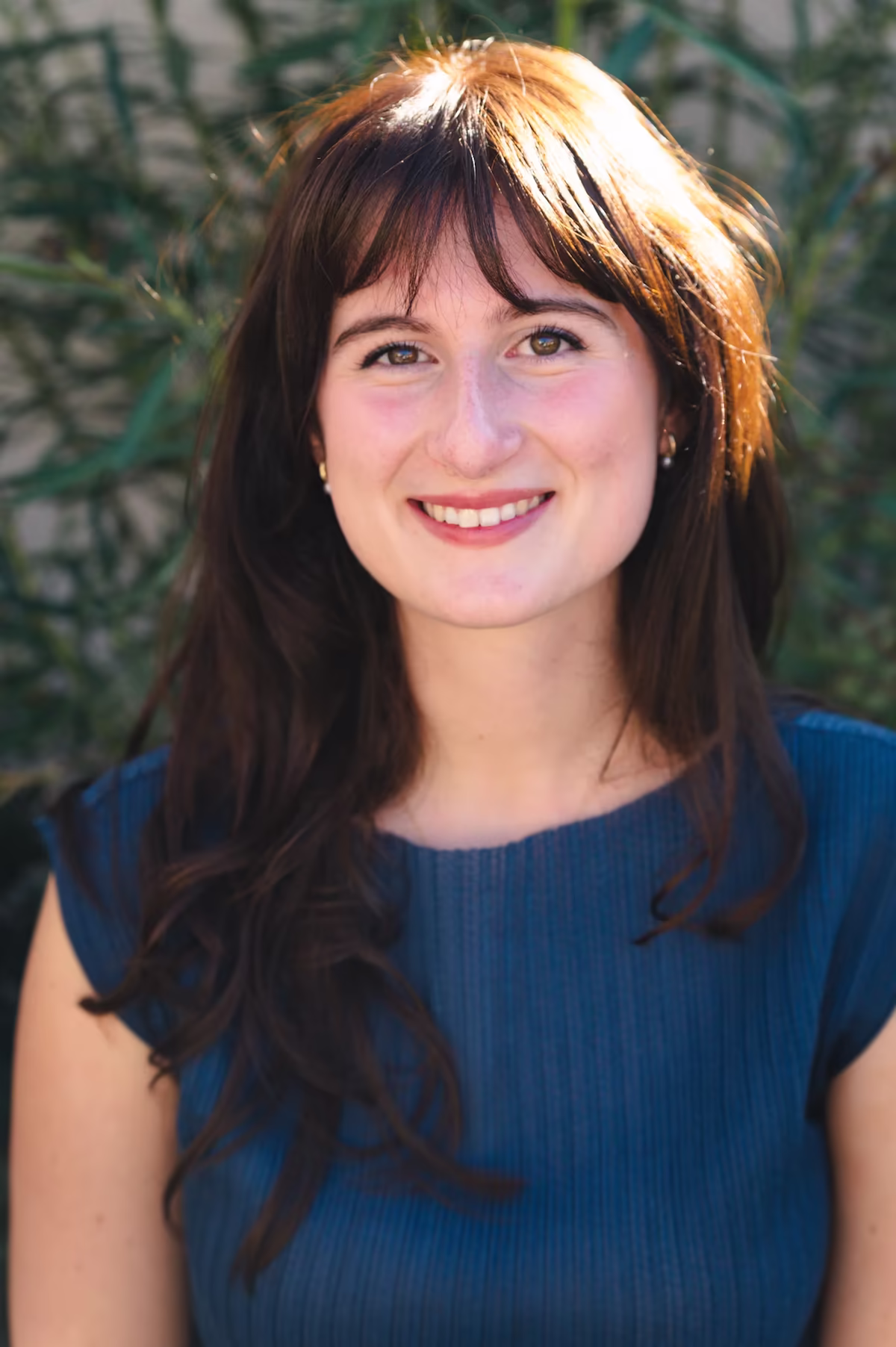 primo piano di chiara sorridente all'aperto